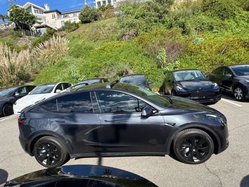 Used 2024 Tesla Model Y Long Range AWD/4WD image 7