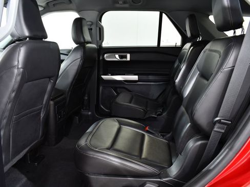 Used 2022 Ford Explorer XLT w/ Equipment Group 202A AWD/4WD image 16