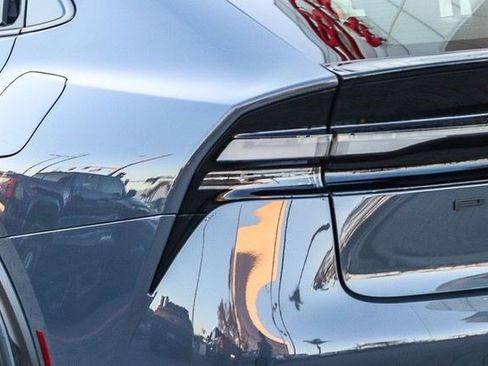 New 2026 Toyota Prius Plug-In Hybrid FWD image 10