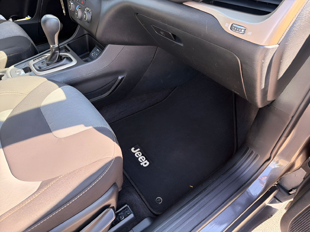 Used 2016 Jeep Cherokee Sport FWD image 39