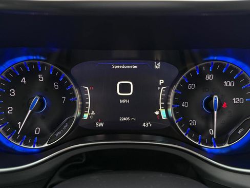 Used 2025 Chrysler Pacifica Limited image 14