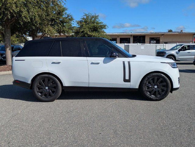 Used 2025 Land Rover Range Rover SE AWD/4WD image 2