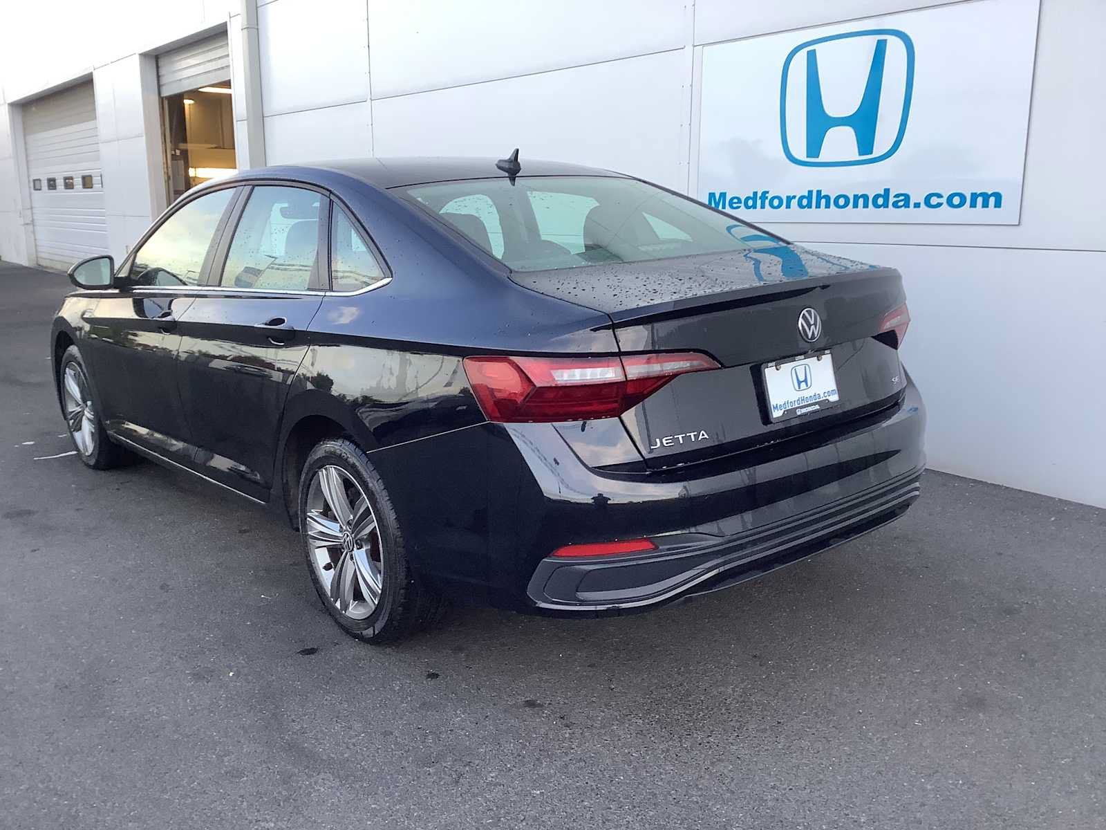 Used 2024 Volkswagen Jetta SE FWD image 4