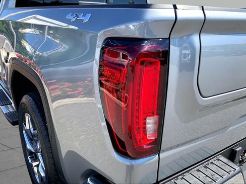 Used 2023 GMC Sierra 1500 SLT w/ SLT Premium Plus Package AWD/4WD image 28