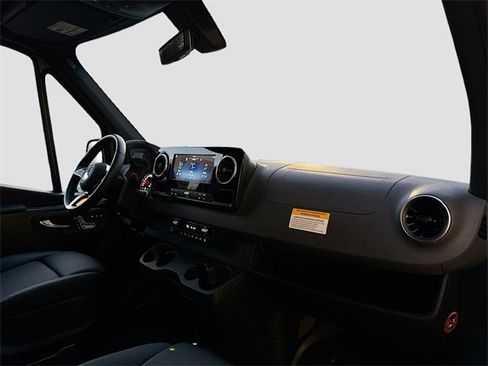 Used 2025 Mercedes-Benz Sprinter 2500 image 28