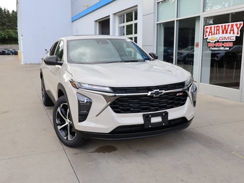 New 2026 Chevrolet Trax RS w/ Sunroof Package FWD image 34