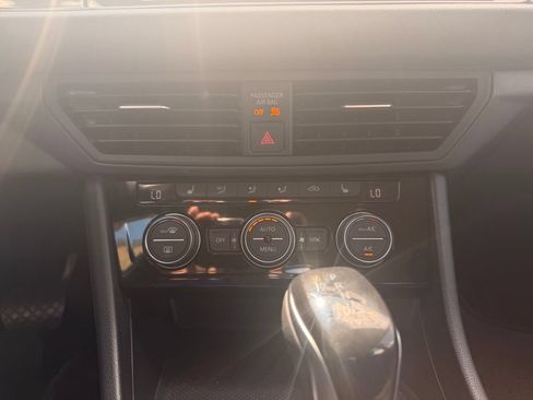Used 2024 Volkswagen Jetta SE FWD image 11