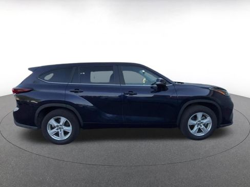 Used 2025 Toyota Highlander LE FWD image 16