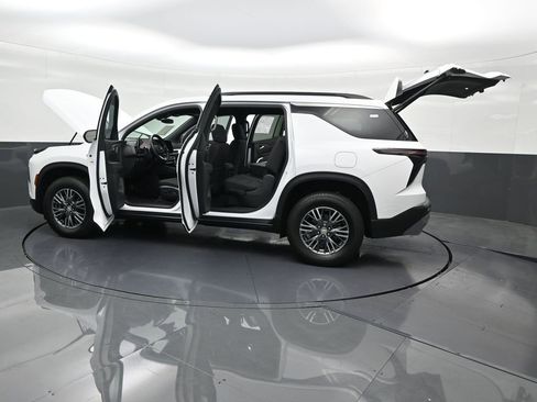 Used 2024 Chevrolet Traverse LT image 35