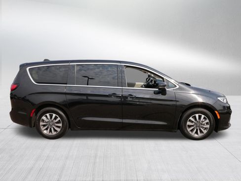 Used 2023 Chrysler Pacifica Touring-L FWD image 8