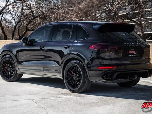 Used 2015 Porsche Cayenne Turbo image 40