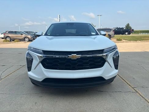 Used 2024 Chevrolet Trax LS w/ LS Convenience Package FWD image 8