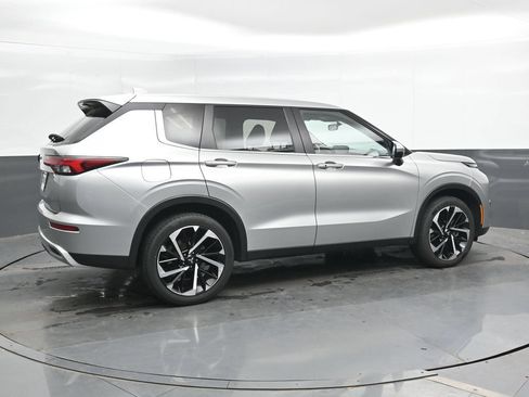 Used 2024 Mitsubishi Outlander SE AWD/4WD image 2