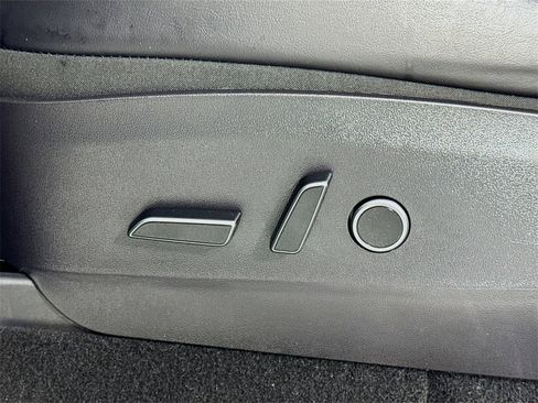 Used 2021 Tesla Model Y Standard Range image 18