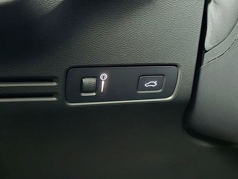 Used 2022 Volvo XC40 T5 R-Design w/ Advanced Package image 37