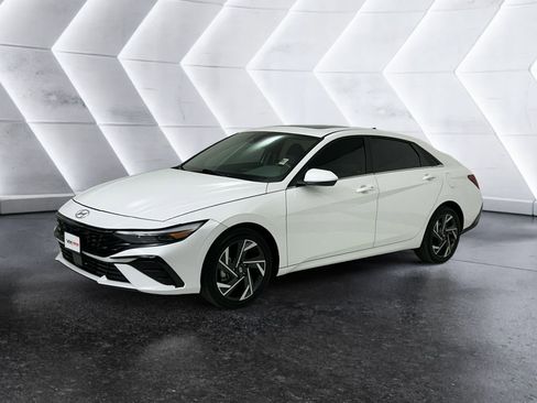 Used 2025 Hyundai Elantra SEL image 3