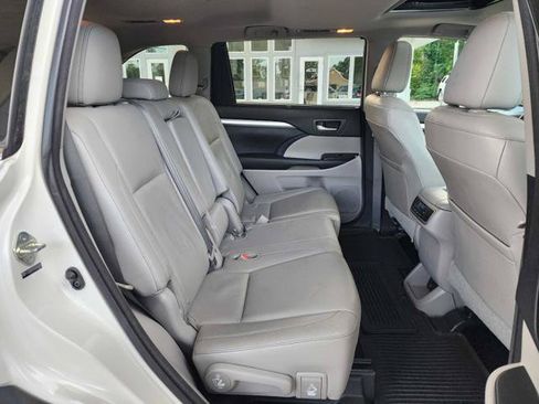 Used 2014 Toyota Highlander XLE AWD/4WD image 18