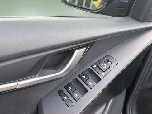 Used 2025 Kia Niro LX FWD image 26