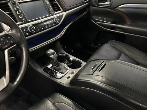 Used 2018 Toyota Highlander Limited Platinum image 11