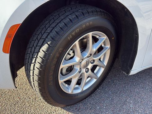 Used 2022 Chrysler Pacifica Touring-L image 4