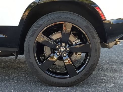 Used 2025 Land Rover Defender 110 X-Dynamic SE image 14