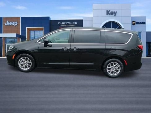 Certified 2023 Chrysler Pacifica Touring-L FWD image 2