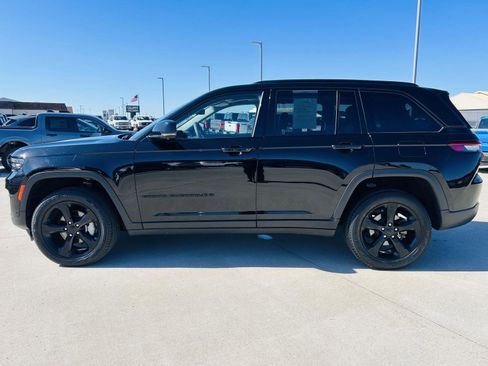 Used 2023 Jeep Grand Cherokee Limited w/ Luxury Tech Group II image 38