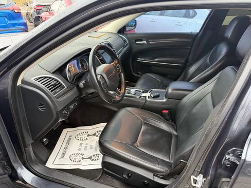 Used 2017 Chrysler 300 Limited w/ Value Package RWD image 7