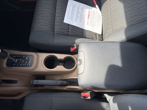 Used 2012 Jeep Wrangler Unlimited Rubicon AWD/4WD image 28