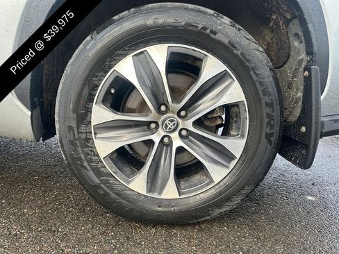 Used 2022 Toyota Highlander XLE image 5