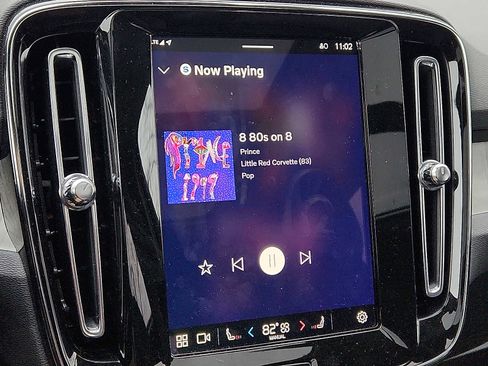 Used 2025 Volvo XC40 B5 Plus image 17