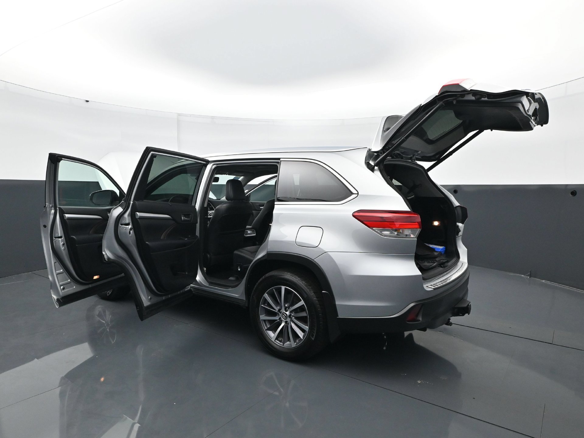 Used 2018 Toyota Highlander XLE AWD/4WD image 32