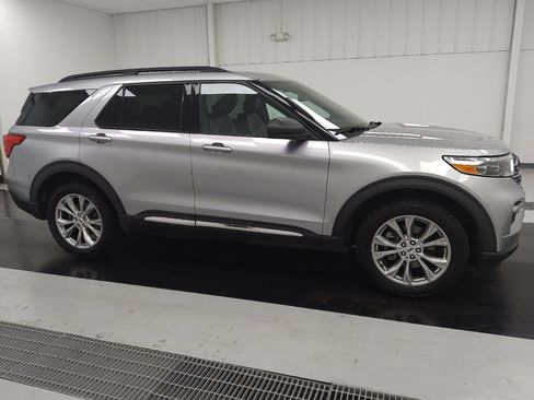 Used 2020 Ford Explorer XLT w/ Equipment Group 202A AWD/4WD image 11
