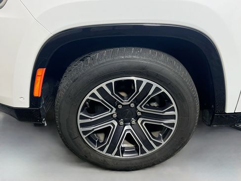 Used 2023 Jeep Wagoneer L Series II image 13