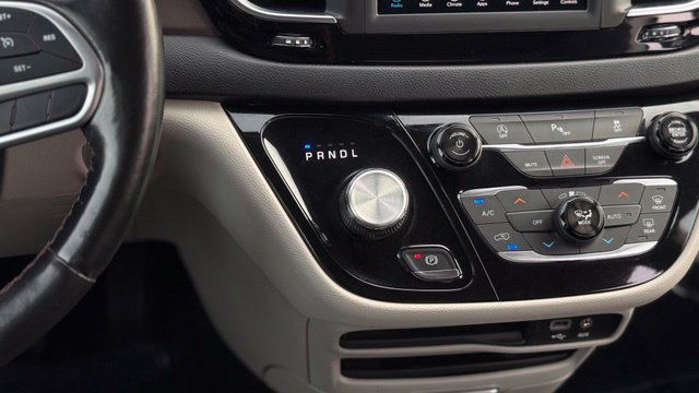 Used 2019 Chrysler Pacifica Touring-L FWD image 28