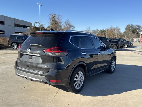 Used 2018 Nissan Rogue SV w/ Premium Package image 10