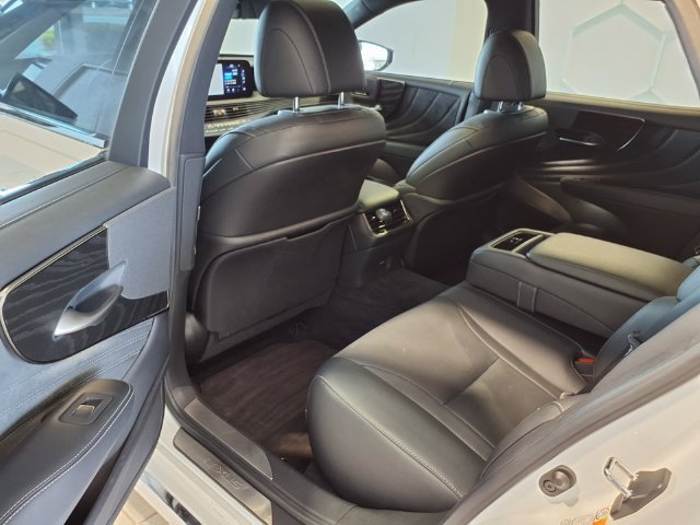 Used 2021 Lexus LS 500 w/ Accessory Package (Z2) RWD image 18