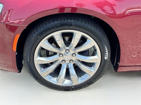 Used 2018 Chrysler 300 Limited w/ Safetytec Plus Group RWD image 32