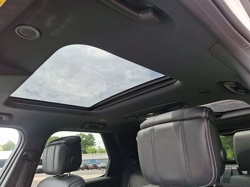 Used 2023 Land Rover Discovery Metropolitan Edition AWD/4WD image 17
