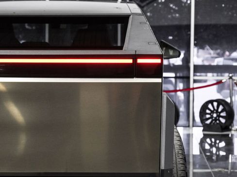 Used 2025 Tesla Cybertruck AWD Crew Cab image 54