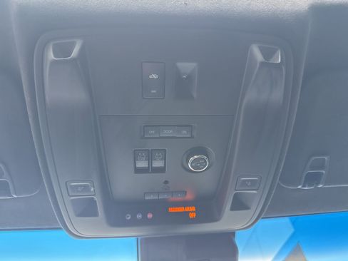 Used 2017 Cadillac Escalade ESV Platinum image 35