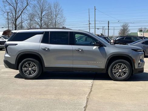 Used 2024 Chevrolet Traverse LT image 4