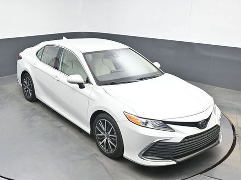 Used 2022 Toyota Camry XLE FWD image 13
