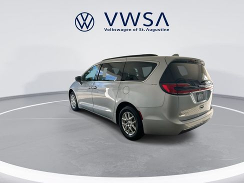 Used 2022 Chrysler Pacifica Touring-L FWD image 5