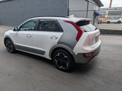 Used 2023 Kia Niro Wave w/ Wave Preserve Package FWD image 5