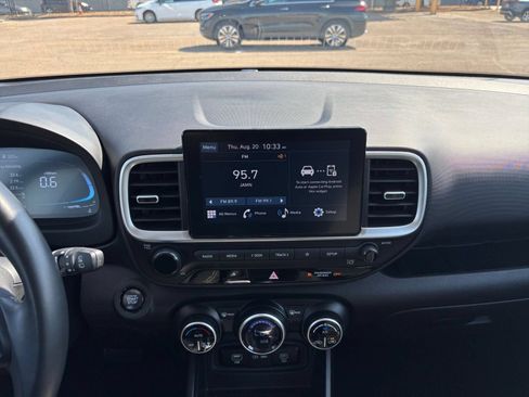 Used 2025 Hyundai Venue SEL FWD image 17