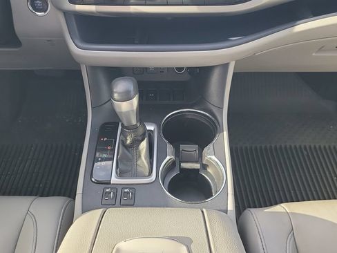Used 2019 Toyota Highlander XLE FWD image 15