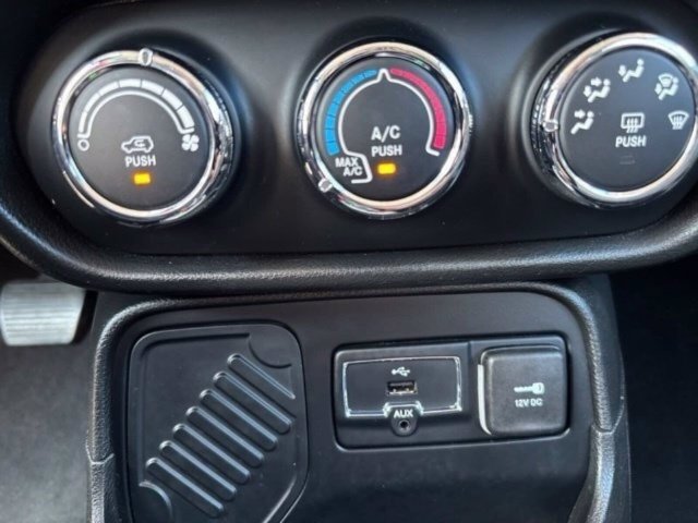 Used 2016 Jeep Renegade Latitude FWD image 25