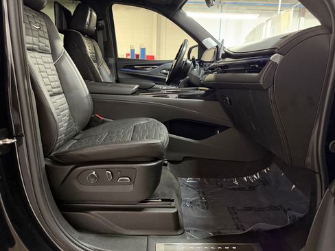Certified 2024 Cadillac Escalade ESV V AWD/4WD image 40