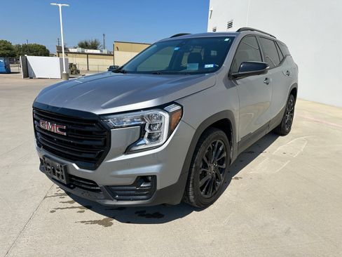 Used 2024 GMC Terrain SLT w/ Tech Package FWD image 3